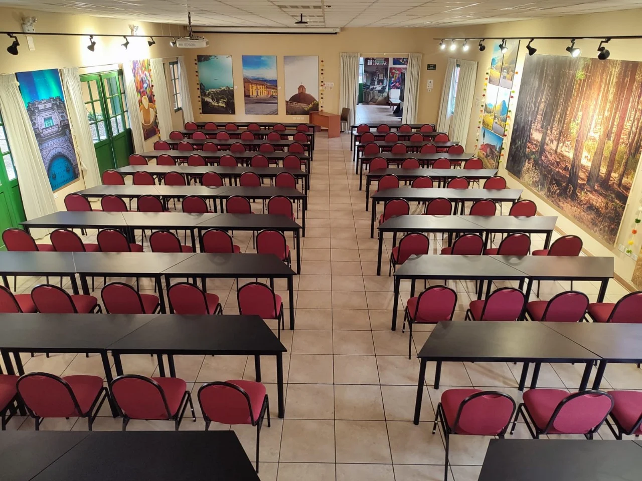 Amplia sala de eventos en Cajamarca